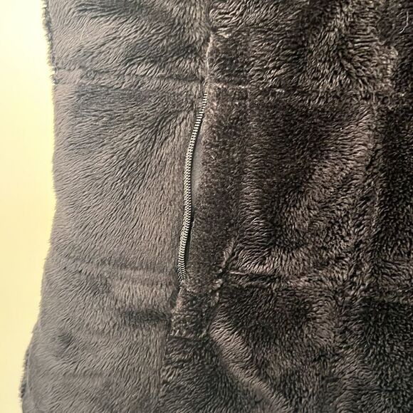 Wind River Fuzzy Vest Size Small - Picture 2 of 9